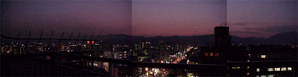 京都本社、西の空に広がる夕焼け。